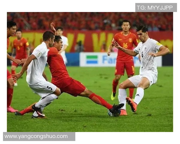 中国队与伊朗足球激战正酣谁能在亚洲赛场上笑到最后